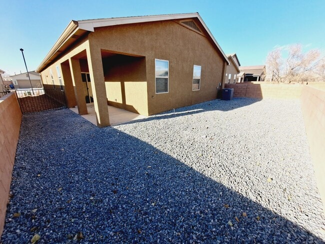 Building Photo - Energy Efficient Home 3bed 2 bath in Huning.