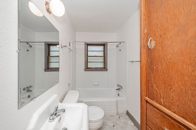 Building Photo - 411 W 5th St