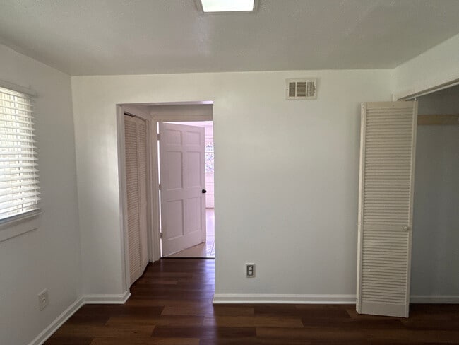 Building Photo - Room in House on Pleasant Hill Rd