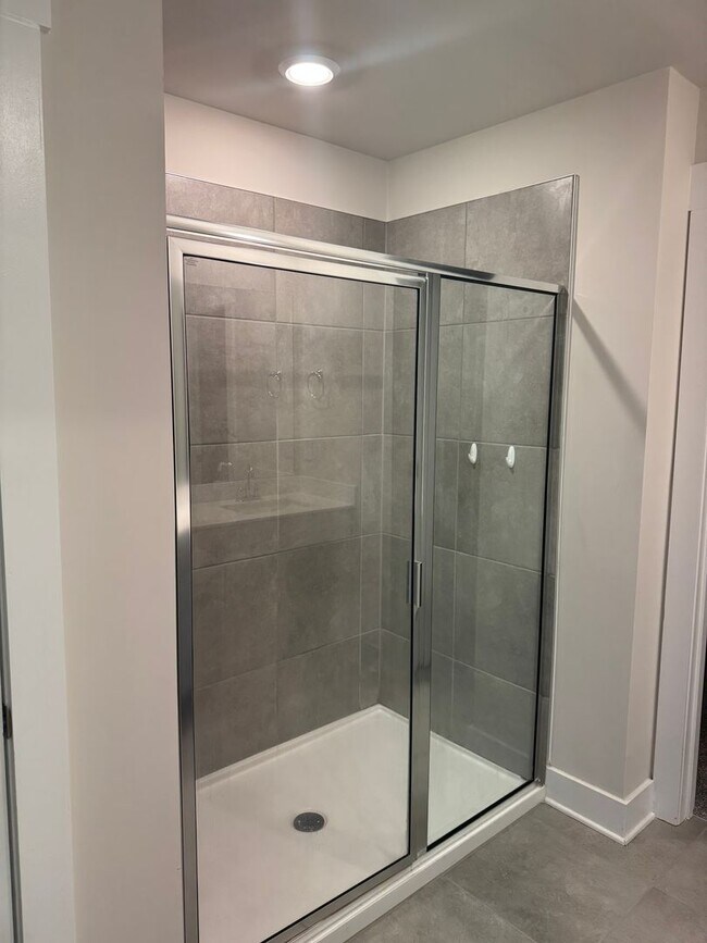 Building Photo - Great Price and location!