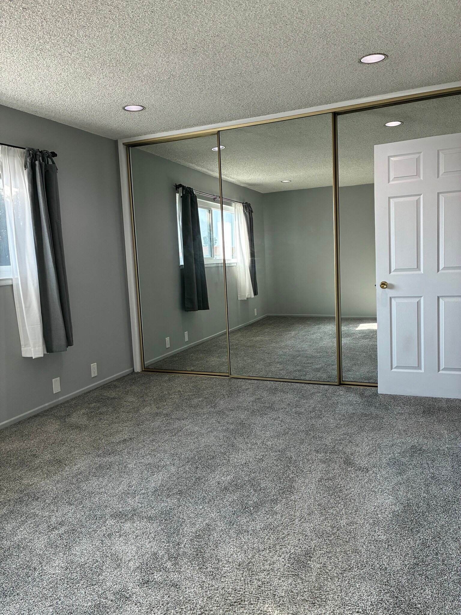 En-Suite w/3-Large Mirror Closets - 1520 Spruce St