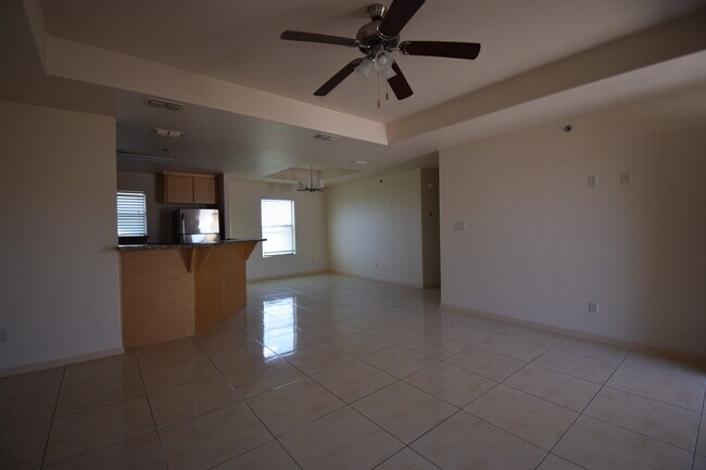 Building Photo - 1402 W Carmen Ave