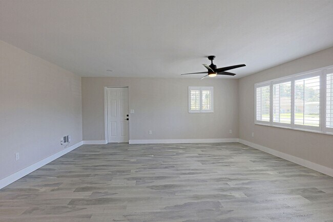 Building Photo - AVAILABLE NOW