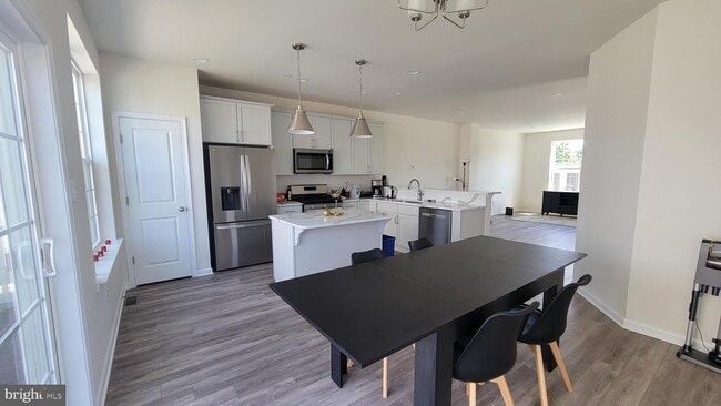 Building Photo - 41 Ways Ln