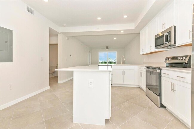 Building Photo - 12320 Wellen Golf St