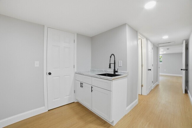 Building Photo - 44 Topsfield Cir