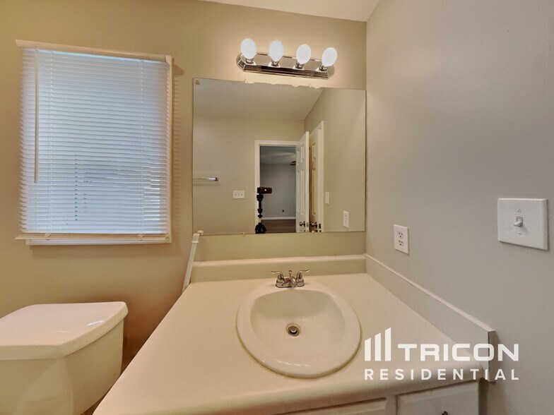 Building Photo - 2048 Ballston Pl