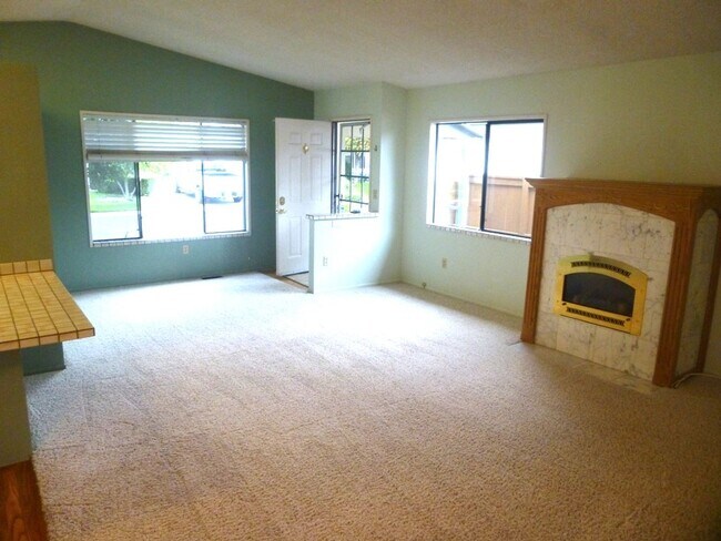 Building Photo - Single Level Home in Gated Community