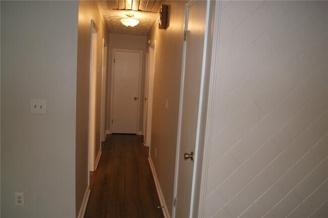 Building Photo - 10195 Old Woodland Entry