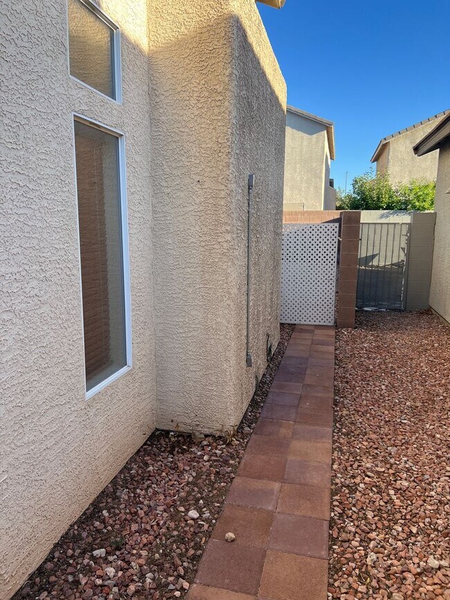 Building Photo - 3 Bed, 2.5 Bath home with Solar Panels!