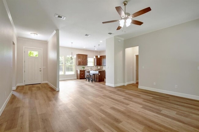 Building Photo - 2109 Meadow View Dr