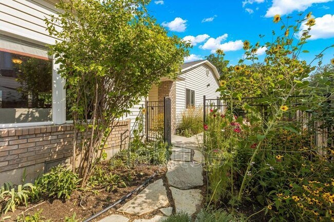 Building Photo - 2160 Dora Ln