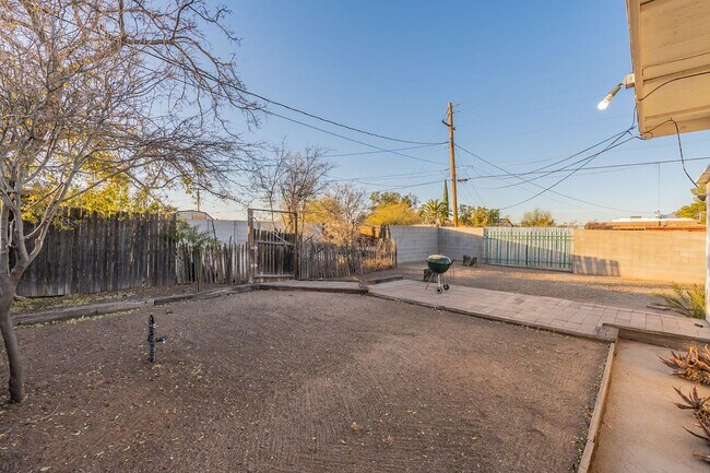 Building Photo - 1447 E Lester St