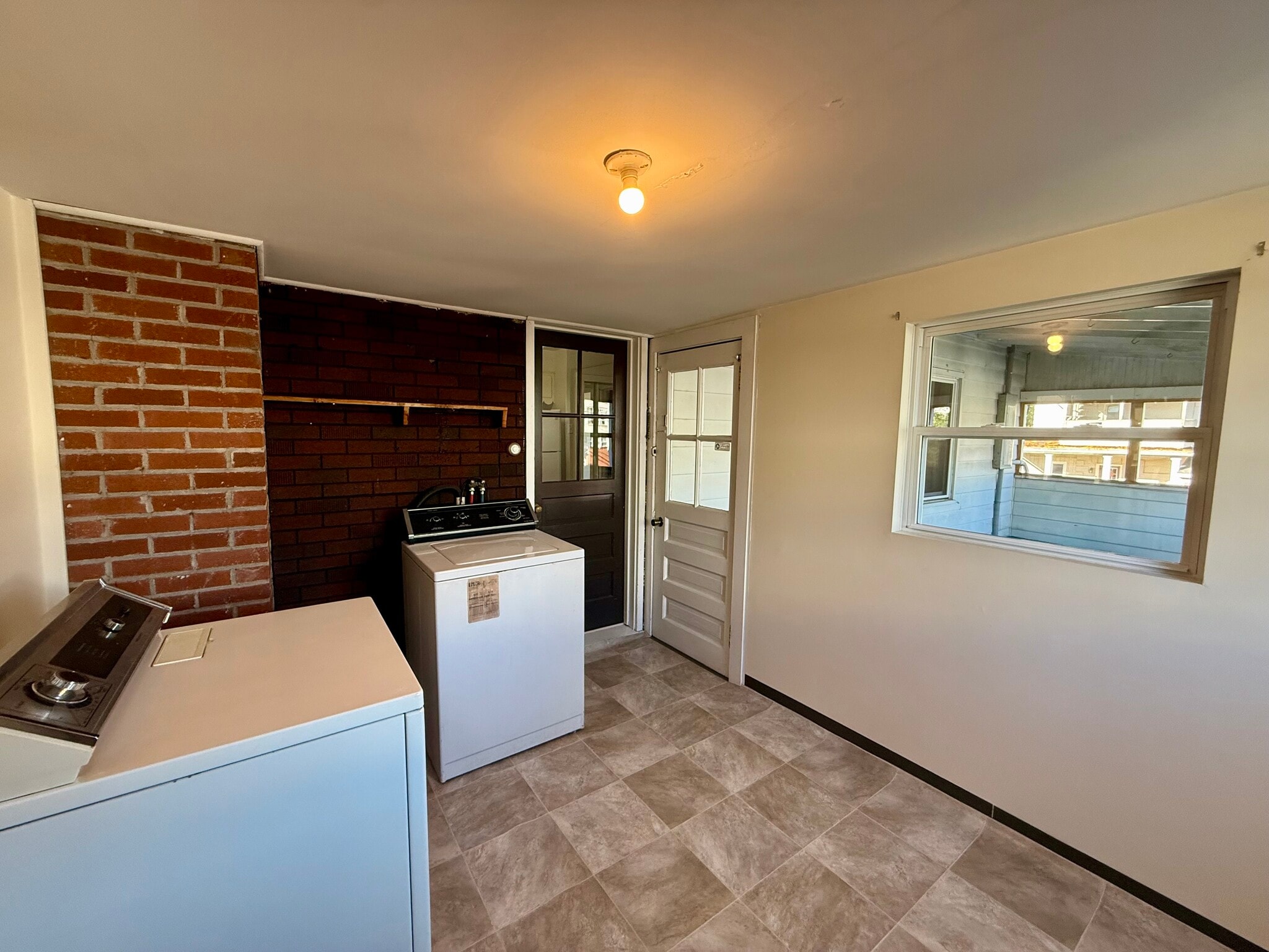 Building Photo - 17 2nd St