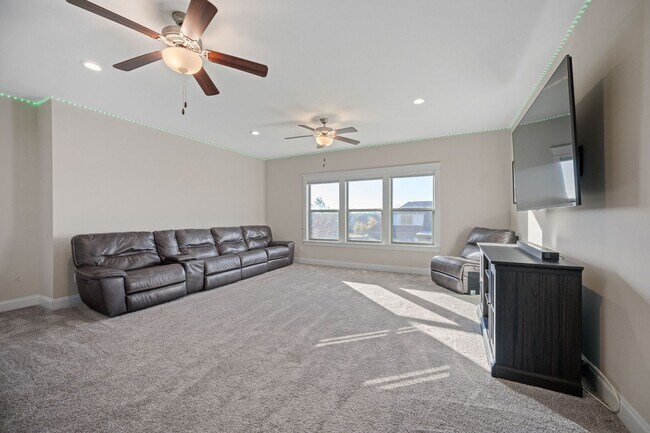 Building Photo - 5/3.5 TRULAND BUILT BEAUTY!