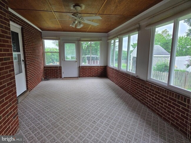 Building Photo - 25020 Oak Dr
