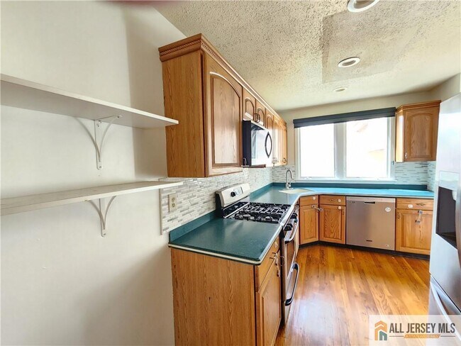 Building Photo - 254 Sayre Dr