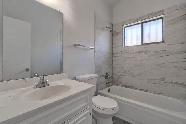 Building Photo - Spacious family home in a great neighborhood