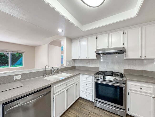 Building Photo - Bright & Spacious 4B/3BA Scripps Ranch Hom...