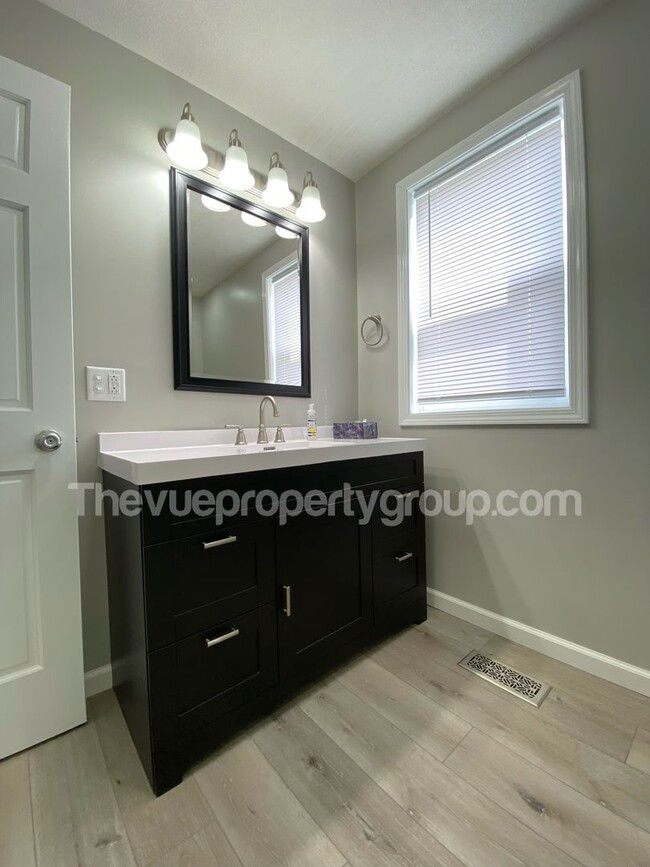 Building Photo - Fully Remodeled 2 bedroom Beauty with Spac...