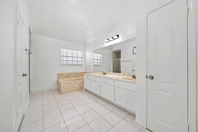 Building Photo - 2406 Parkwood Ln