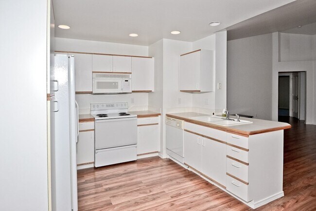 Building Photo - Convenient 3 Bedroom 2 Bathroom Southeast Townhome