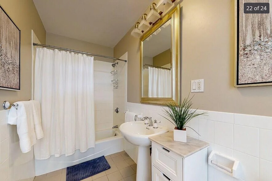 Building Photo - 256 W Newton St