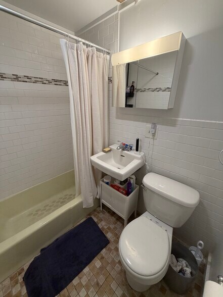 Building Photo - 2 Central St