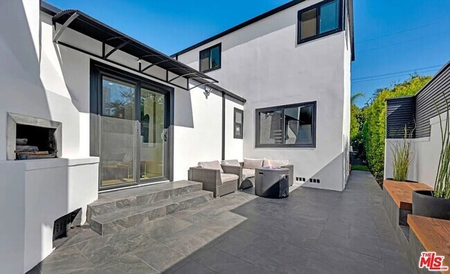 Building Photo - 418 N Bowling Green Way