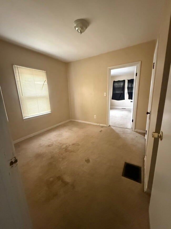 Building Photo - 3 bedroom 1 bath $1500