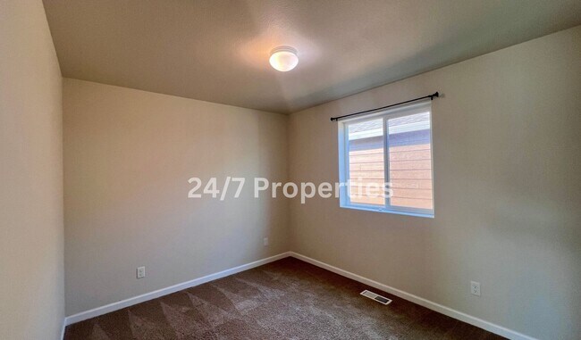 Building Photo - Magnificent 4BD I 2.5BA Molalla Home