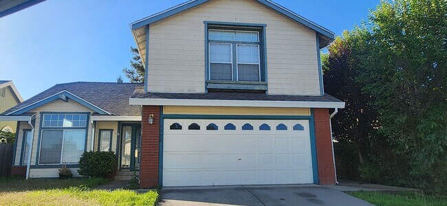 Building Photo - Large 3 Bedroom Home with a Loft
