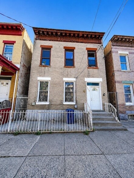Building Photo - 428 56th St