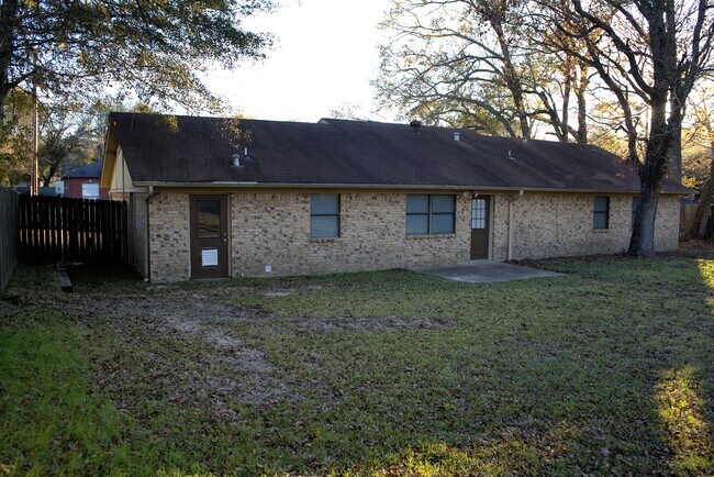 Building Photo - 421 Brigadoon St