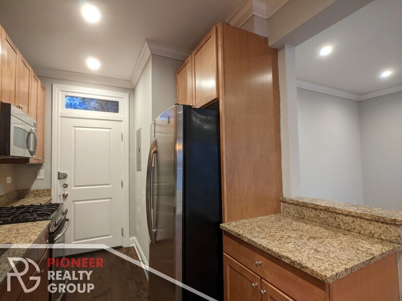 Building Photo - 736 W Addison St