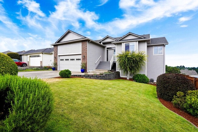 Building Photo - Spacious 4 bed, 3 bath home with sprawling views in West Salem