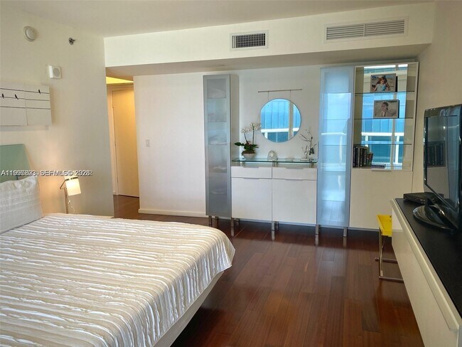 Building Photo - 17201 Collins Ave