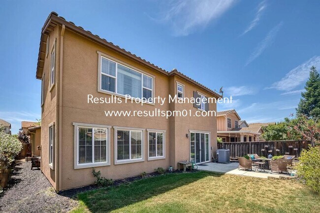 Building Photo - Spacious and upgraded 4 Bed 3 Bath Roseville Home