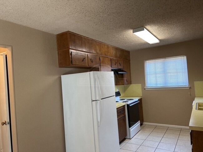 Building Photo - 2404 Carnation Dr