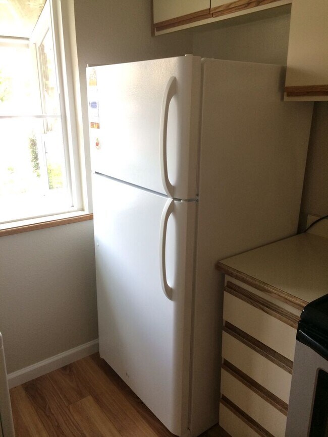 Building Photo - 2 Bedroom 1.5 Bath updated Condo