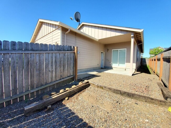 Building Photo - Small Dogs Welcome! 3 Bedroom, 2 Bathroom ...