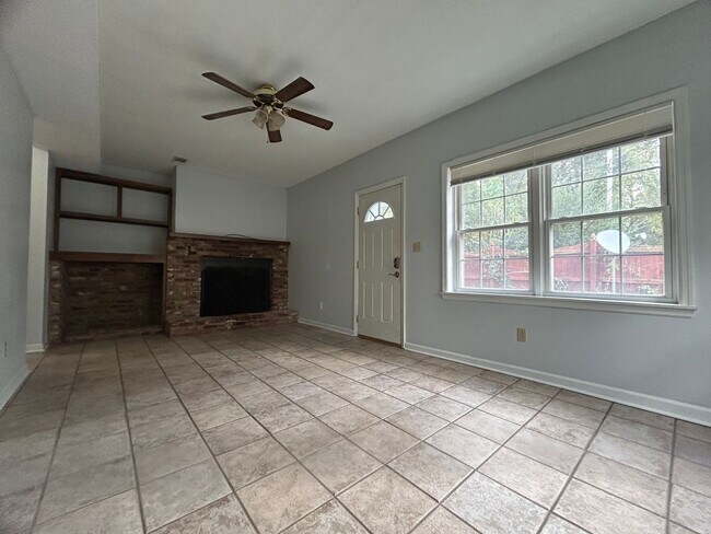 Building Photo - Spacious 3 bed 5 bath condo located in the...