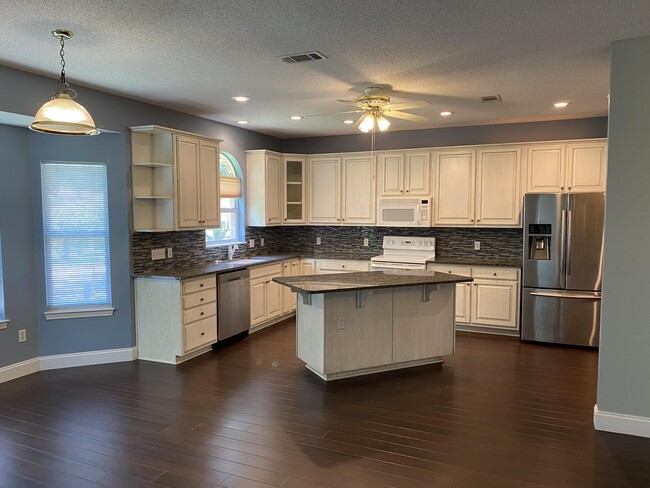 Building Photo - 2020 Plantation Oaks Dr