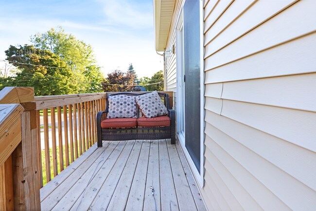 Building Photo - 935 Calvary Ave NW