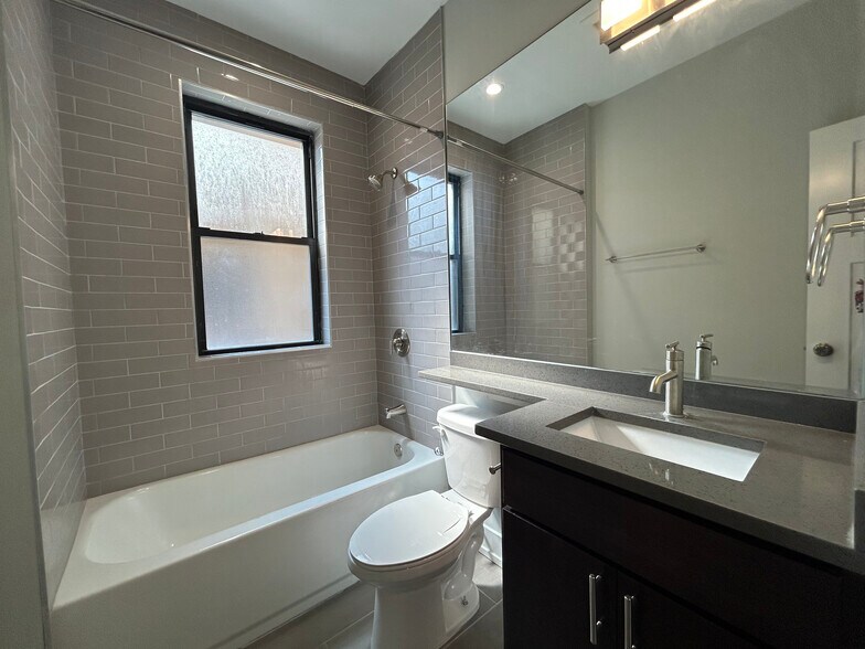 Building Photo - 1000 Crain St