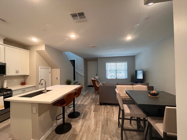 Building Photo - 735 E Doral Ave