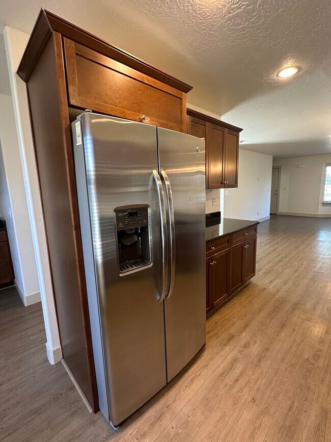 Building Photo - GET $1000 OFF THE FIRST MONTHS RENT!!!