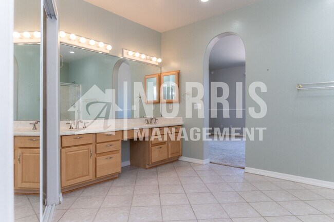 Building Photo - Beautiful Home Located in The Links