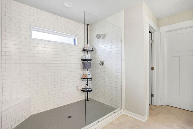 Building Photo - Spacious 4 bedroom 3 bath home with loft
