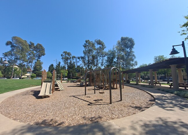 Building Photo - Beautiful Two-Level 2Bd 2Ba Condo in Irvine